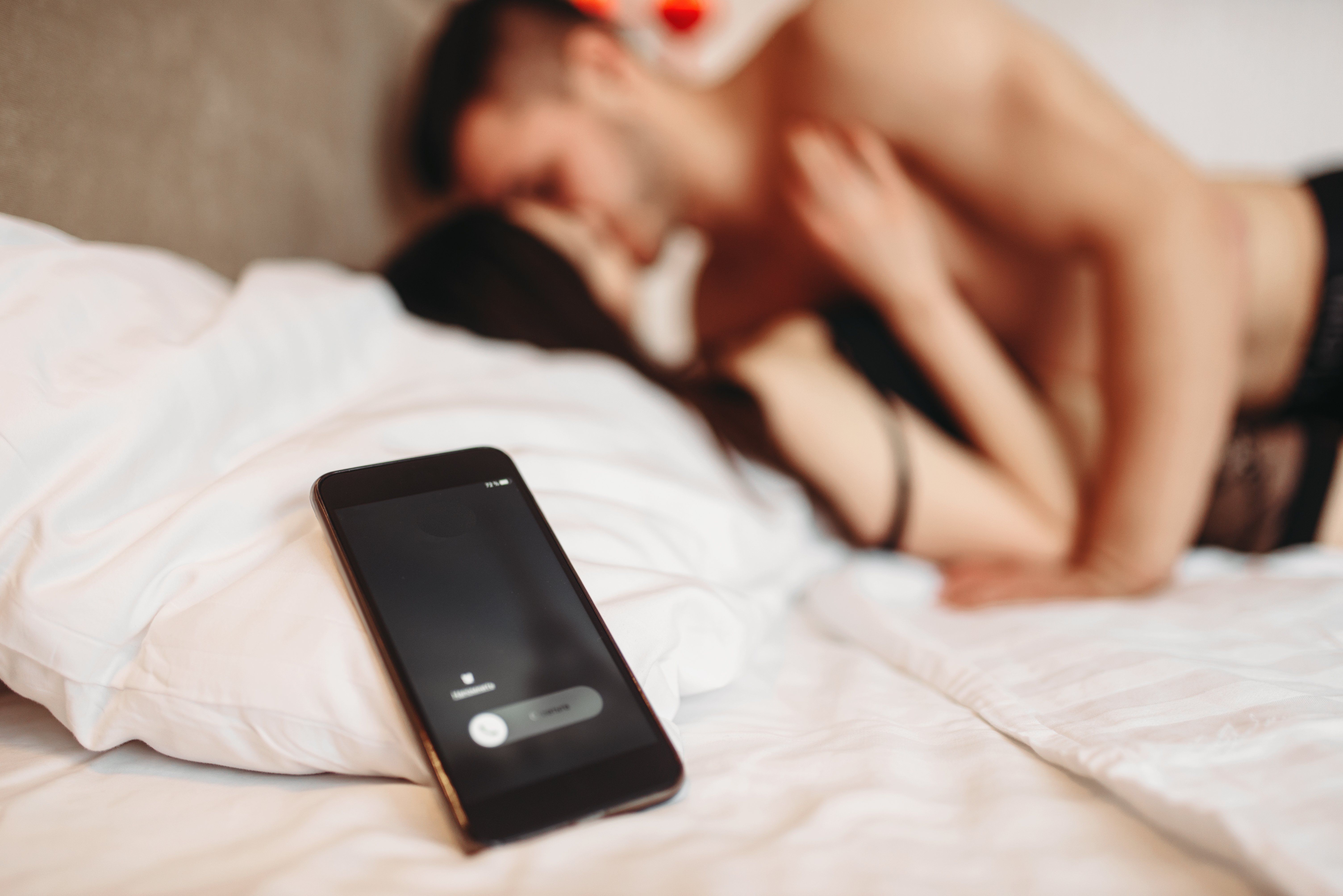 Изменяет мужу видео с телефона. Смартфон лежит. Смартфон в постели. Девушка в постели с телефоном. Девушка на кровате с телефоном.